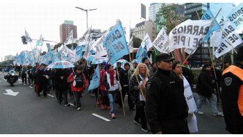 Los manifestantes de Barrios de Pie exigirán trabajo digno a la gobernadora María Eugenia Vidal.