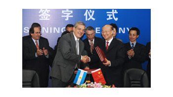 El ministro de Agricultura, Julián Domínguez junto al titular del AQSIQ, Zhi Shuping.