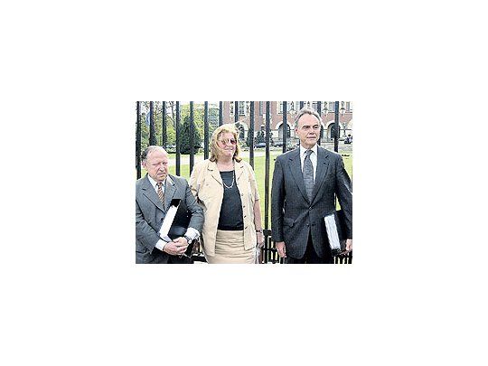 Los funcionarios de Cancillería que presentaron ayer ante el tribunal de La Haya la demandacontra el Uruguay por la instalación de plantas de celulosa frente a la sede del organismo:los embajadores Horacio Basabe, Susana Ruiz Cerruti y Santos Goñi.