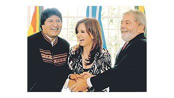 ámbito.com | Evo Morales, Cristina de Kirchner y Lula da Silva riendo en Olivos; apenas la vidriera de una fuerte discusión en la que el presidente del Brasil plantó posición sobre los privilegios de su país en el reparto del gas de la región.