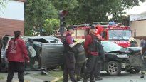 El conductor del Toyota Etios cruzó en rojo, chocó, volcó y atropelló a una familia que iba a viajar.