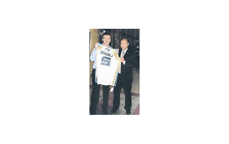 ámbito.com | Mauricio Macri recibió ayer en Chinauna réplica de la camiseta que usaráEmanuel Ginóbili en los Juegos Olímpicos,que le regalaron los directivos deLi Ning, empresa de indumentaria deportivapatrocinante de la Selecciónargentina de básquetbol.