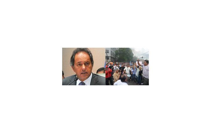 Daniel Scioli no logra acordar con los policías.