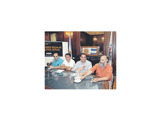 CuatropiqueterosK: EdgardoDepetri, LuisD’Elía,HumbertoTumini yEmilioPérsicovolvieron amostrarseayer juntos,después dedos años.Fue en undebate en laLegislaturaporteña.