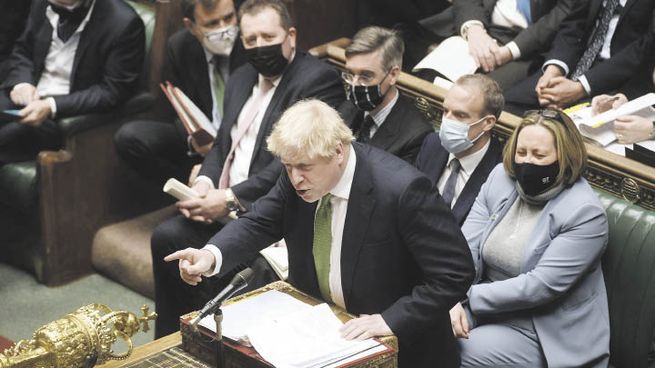 COMBATIVO. Boris Johnson dejó de lado los pedidos de disculpas por haber celebrado varias fiestas con hasta cien invitados en pleno confinamiento y se mostró agresivo con sus detractores en la sesión del Parlamento.