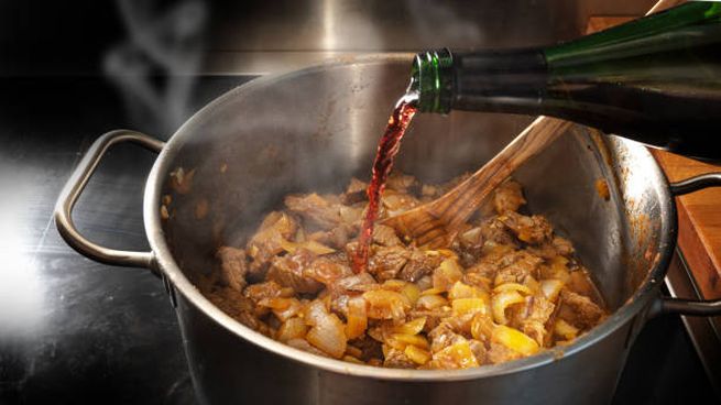 ¿Cuánto alcohol queda en los alimentos cocinados? La ciencia detrás de los platos con licorS