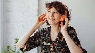 El verdadero significado de escuchar música todo el día, según la psicología. El verdadero significado de escuchar música todo el día, según la psicología.