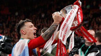 Campeón. Lisandro Martínez ganó la Copa de la Liga con Manchester United.
