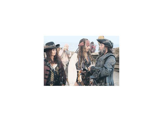 La presencia de Penélope Cruz, como novia de Jack Sparrow (Johnny Depp), le da también un atractivo romántico a la cuarta parte de «Piratas del Caribe».