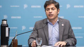 Axel Kicillof, ayer en la conferencia de prensa en la que anunció el desdoblamiento de los comicios en la Provincia.