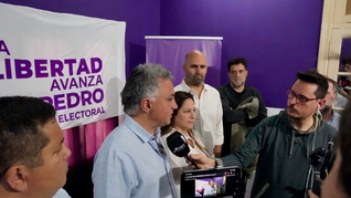 Sebastián Pareja junto a los dirigentes violetas del distrito. Sebastián Pareja junto a los dirigentes violetas del distrito.