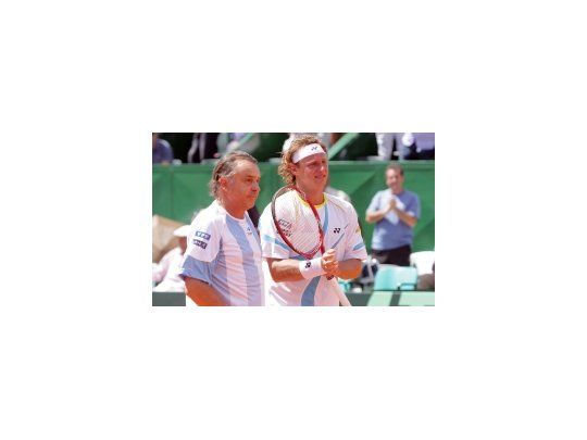 Nalbandian y Tito Vázquez en la serie ante Rumania, disputada en marzo en el Mary Terán de Weiss.