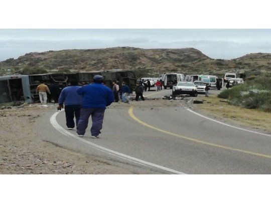 Volcó un micro en Mendoza y hay al menos 12 muertos