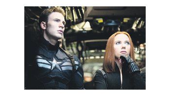 El personaje de Scarlett Johansson logra darle sal y pimienta al demasiado congelado Chris Evans, en una secuela con premisa interesante y vertiginosas escenas de acción.