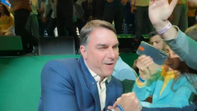 El hijo mayor del expresidente fue ovacionado en medio de un acto de campaña. De la ceremonia también participó el presidente Javier Milei.