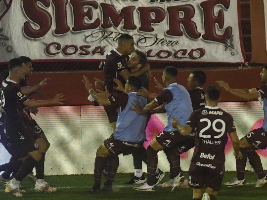 Sand anotó en el último minuto y Lanús es puntero.