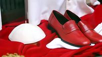 Los emblemáticos zapatos rojos que el papa Francisco rechazó usar y que podrían regresar con León XIV