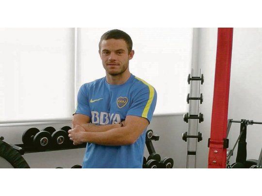 Tardó pero llegó. Nahitán Nández posa con la camiseta de Boca en el gimnasio, el uruguayo es un volante que juega por las bandas o doble cinco