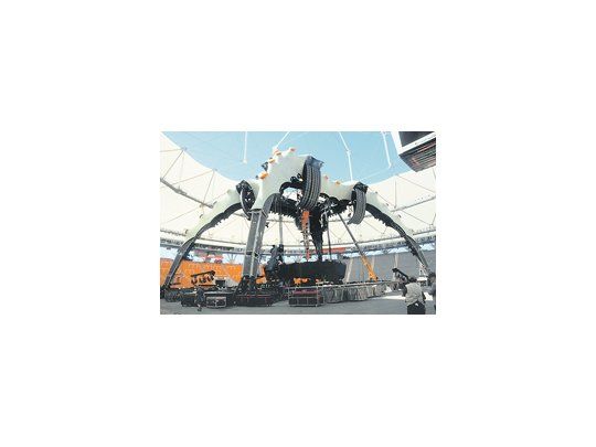 La «garra» en la que actuará hoy U2 en su primer show en La Plata. La estructura de acero mide 27,5 metros de alto, con una torre central de casi 47 metros.