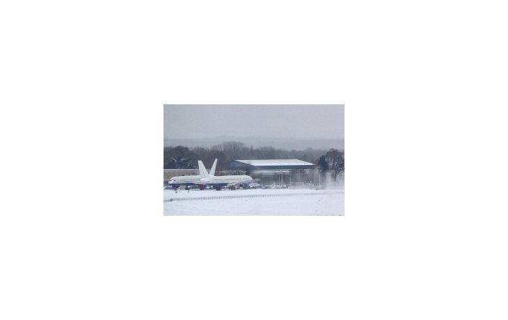 Los aeropuertos internacionales de Gatwick en Londres y Edimburgo (Escocia) permanecieron cerrados todo el día.