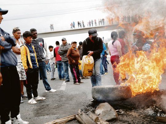 Agitación. Varias ciudades de Ecuador (en la foto, Lasso) seguían ayer colapsadas por cortes de tránsito y barricadas montadas por manifestantes opuestos al ajuste fiscal de Lenín Moreno.