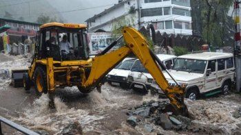 Al menos 34 personas murieron después de que varias viviendas fueran aplastadas por el derrumbe de un muro y un desprendimiento de tierras, consecuencia de las fuertes lluvias del monzón en Bombay.