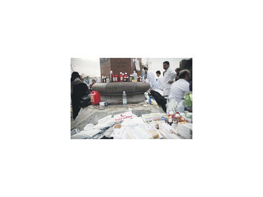Médicos egipcios improvisan un campamento para la atención de los heridos cerca de la plaza Tahrir, el epicentro de las protestas y los choques en El Cairo. La violencia entre oficialistas y opositores es inusitada.