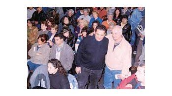 ámbito.com | El piquetero oficial del gobierno, Luis D’Elía, recorrió ayer en el teatro Bambalinas de la Capital Federal el espinel de los abrazos con los representantes de la transversalidad que se resiste a desaparecer. En la foto, con el ceteísta Edgardo De Petri