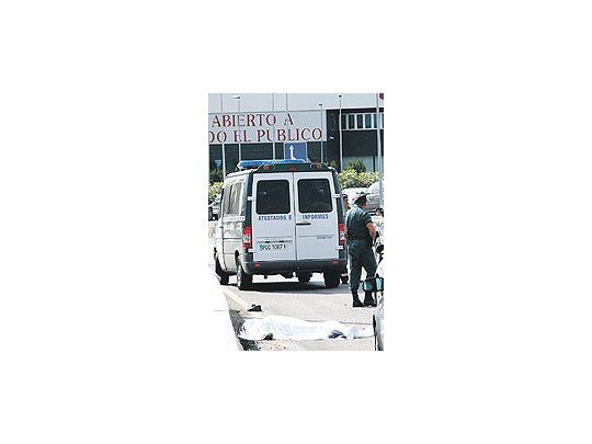 Un camionero yace muerto en una ruta cercana a Granada, en el sur de España. La huelga y los piquetes de los transportistas por la brusca suba de los precios de los combustibles comienzan a tener preocupantes efectos violentos.