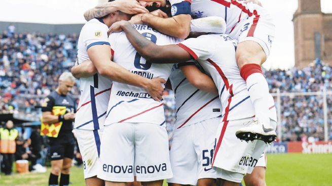FESTEJO. Gonzalo Maroni, autor de un verdadero golazo, le dio el triunfo a San Lorenzo que se quedó con 10 hombres y resistió todo el segundo tiempo.