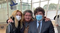 Carlos Kikuchi junto a Javier Milei y Karina Milei en 2022.