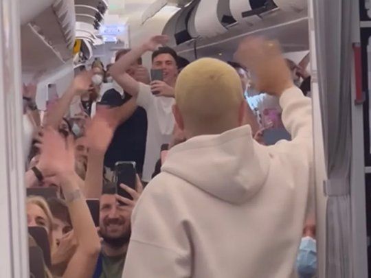 papu gomez saluda en el avion.jpg