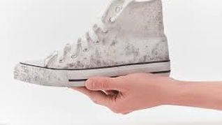 Consejos prácticos para limpiar zapatillas blancas como un profesional.