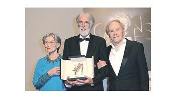 Emmanuele Riva y Jean-Louis Trintignant a ambos lados de Michael Haneke, después de la Palma de Oro por «Amour».