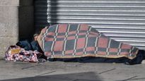 El gobierno defiende sus acciones para personas en situación de calle: No queremos que sea botín político.