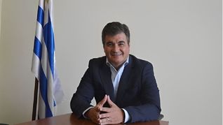 Guzmán Acosta y Lara, el precandidato del Partido Colorado que mostró cercanía con Javier Milei.