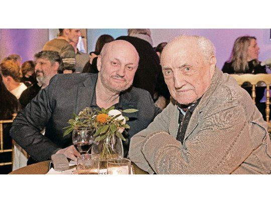 Figuras. Juan José Campanella comparte mesa con José Antonio Martínez Suárez en la noche de SICA, la asociación de directores de cine y TV fundada en 1958 por Mario Soffici, Fernando Ayala y otros notables.