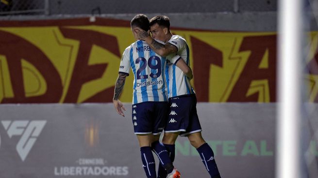 Racing ganó en Quito y ya se aseguró seguir en la Copa Libertadores.