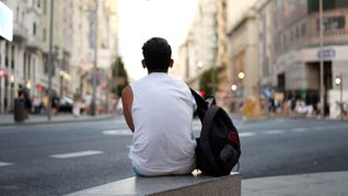 Crisis entre los jóvenes: más de 4 millones viven en condiciones vulnerables, no llegan a fin de mes y sufren depresión