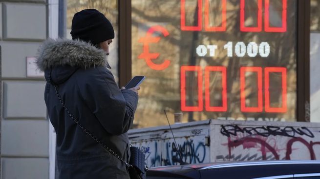 Una casa de cambio en San Petersburgo muestra las cotizaciones en cero.
