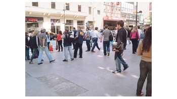 ámbito.com | La calle Florida fue ayer otra vez escenario de los operativos realizados por enviados de Guillermo Moreno para desalentar la actividad en cuevas con la venta del dólar blue.