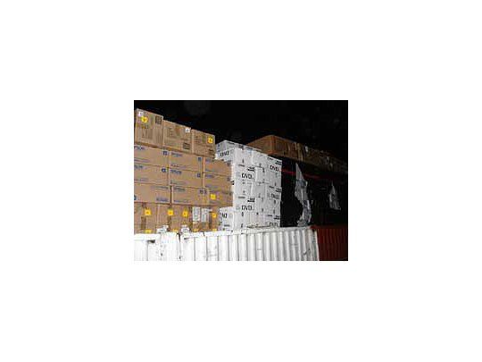 La furgoneta trasladaba reproductores de CD y MP3 y televisores plasma de gran valor comercial.