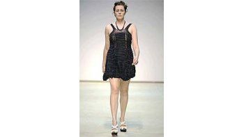 Modelos curvilíneas en la pasarela de Mark Fast