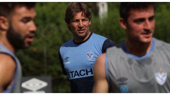 Heinze, al frente de su primera práctica en Vélez.