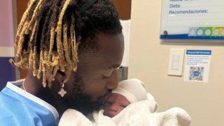 A través de su cuenta de Instagram, Allan Saint-Maximin publicó una fotografía en el hospital sosteniendo a su nuevo hijo: Isaïe El Rey.