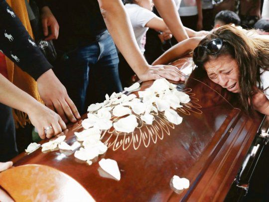 DESCONSUELO. Familiares se despiden de Joshua Ororio, de 17 años. El funeral fue el pasado 25 de octubre, cinco días después de su muerte, cuando se desconocía que el joven tenía tres orificios de bala en el cuerpo.&nbsp;&nbsp;