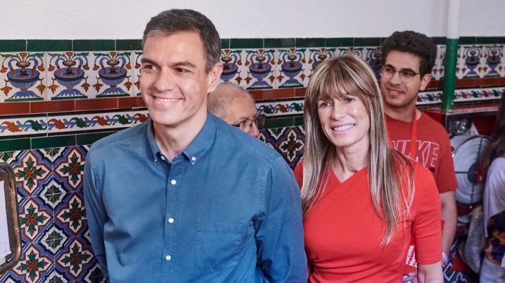 Pedro Sánchez junto a su mujer Begoña Gómez.