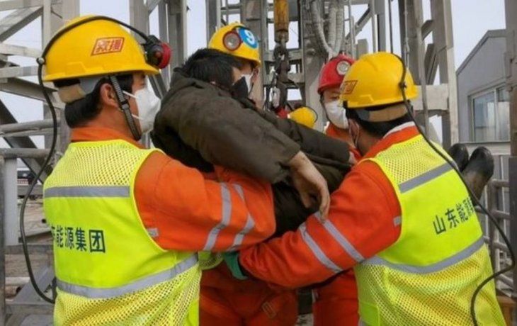 Rescatan a 11 de los 22 mineros atrapados en China.