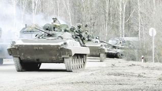 EN MARCHA. El Gobierno ruso difundió un video de sus tropas avanzando por territorio ucraniano. Mientras tanto, en Rusia la población fue a comprar a la red de locales Ikea, que anunció que se retirará del país.