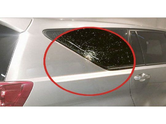 violencia. Una de las piedras impactó en la parte trasera del vehículo. El gobernador no resultó afectado por el ataque.